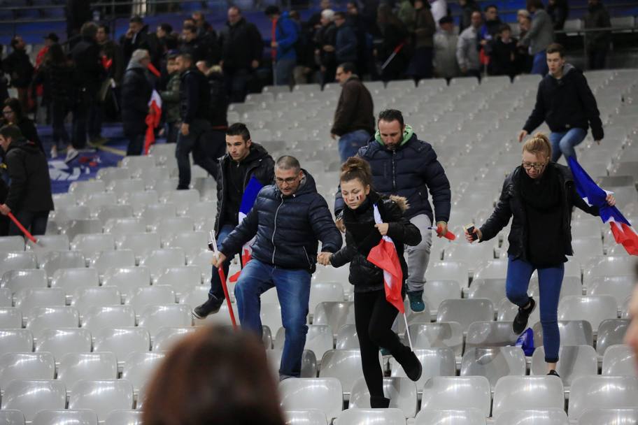 Tifosi francesi scappano dalle tribune LaPresse 